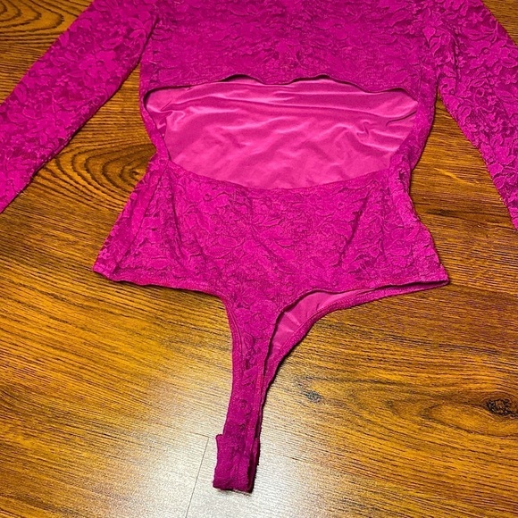 🌷 Guess 🌷 Fuchsia Pink Lace Mockneck Cutout Back  Bodysuit - Picture 6 of 8